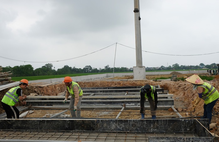 Công nhân "đội nắng" làm việc xuyên lễ trên công trường đường dây 500 kV- Ảnh 2.
