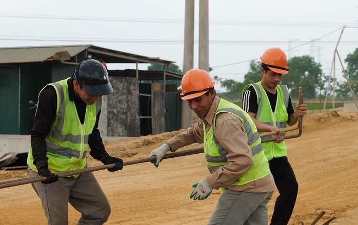Công nhân "đội nắng" làm việc xuyên lễ trên công trường đường dây 500 kV- Ảnh 3.