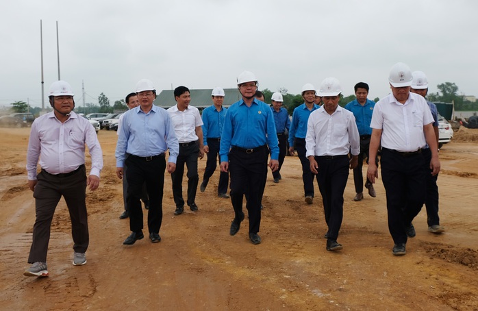 Công nhân "đội nắng" làm việc xuyên lễ trên công trường đường dây 500 kV- Ảnh 16.