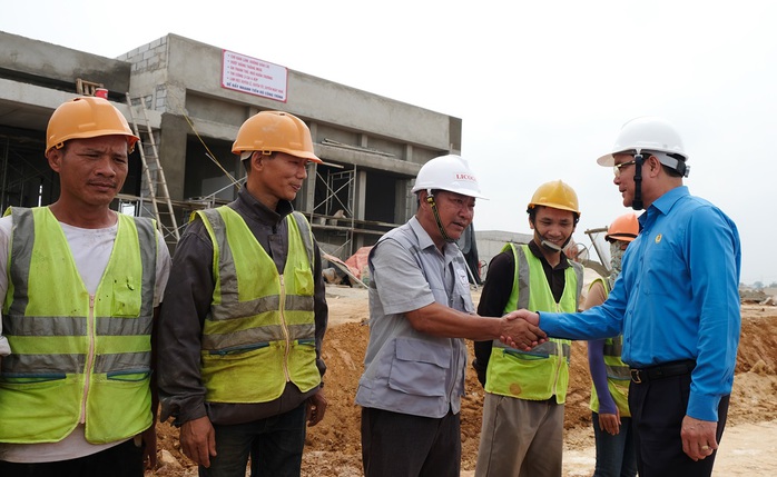 Công nhân "đội nắng" làm việc xuyên lễ trên công trường đường dây 500 kV- Ảnh 17.