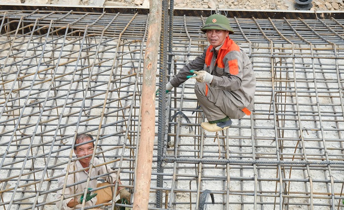 Công nhân "đội nắng" làm việc xuyên lễ trên công trường đường dây 500 kV- Ảnh 6.