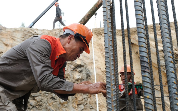 Công nhân "đội nắng" làm việc xuyên lễ trên công trường đường dây 500 kV- Ảnh 10.