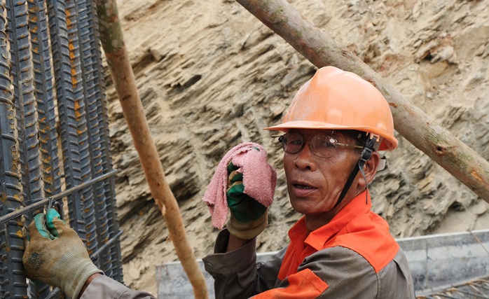 Công nhân "đội nắng" làm việc xuyên lễ trên công trường đường dây 500 kV- Ảnh 11.