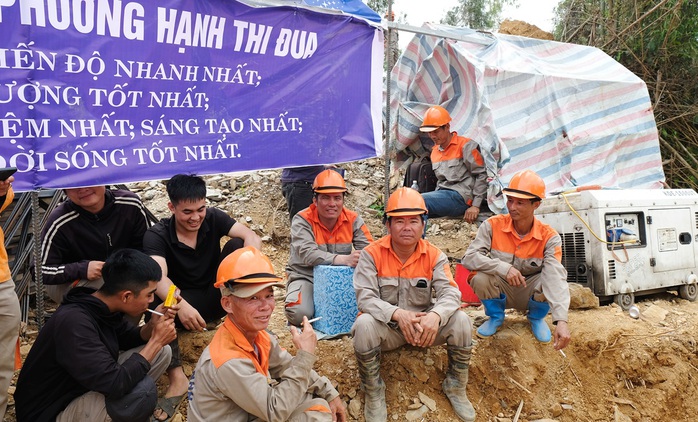 Công nhân "đội nắng" làm việc xuyên lễ trên công trường đường dây 500 kV- Ảnh 15.