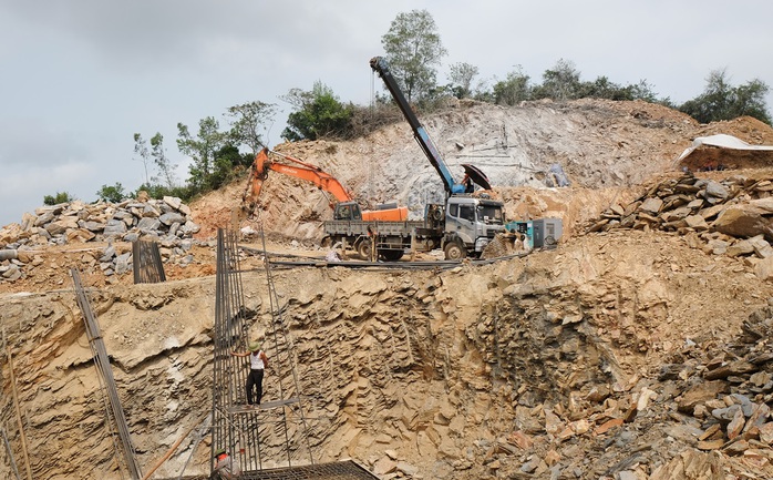 Công nhân "đội nắng" làm việc xuyên lễ trên công trường đường dây 500 kV- Ảnh 4.