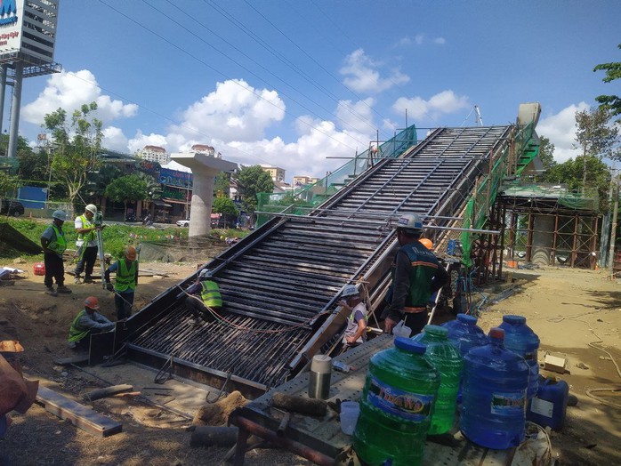 Đội nắng thi công xuyên lễ công trình cầu bộ hành của tuyến Metro số 1- Ảnh 1. Đội nắng thi công xuyên lễ công trình cầu bộ hành của tuyến Metro số 1- Ảnh 1.