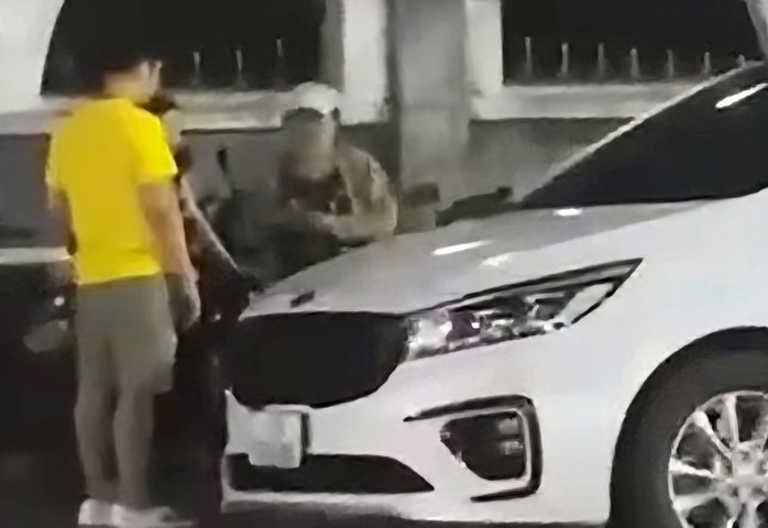 Clip “người lạ” thu phí đỗ ô tô qua đêm gây bão mạng- Ảnh 1. Clip “người lạ” thu phí đỗ ô tô qua đêm gây bão mạng- Ảnh 1.