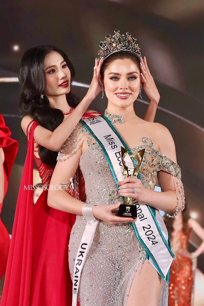 Người đẹp Việt tỏa sáng khi trao vương miện cho tân hoa hậu
- Ảnh 1. Người đẹp Việt tỏa sáng khi trao vương miện cho tân hoa hậu
- Ảnh 1.