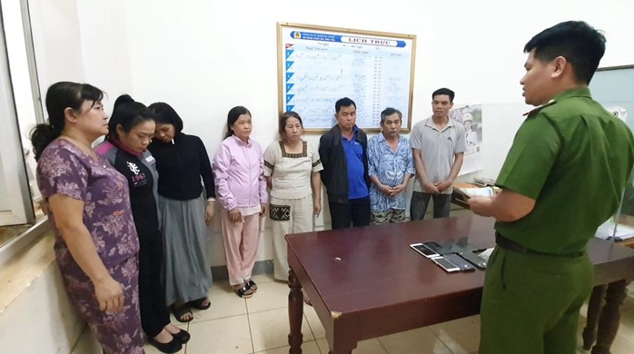 Cảnh sát đồng loạt đột kích 10 địa điểm, bắt giữ bà trùm đường dây đánh bạc   - Ảnh 1.