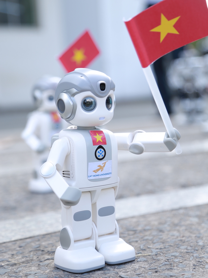 Xem robot múa của sinh viên chào mừng dịp lễ 30-4- Ảnh 2. Xem robot múa của sinh viên chào mừng dịp lễ 30-4- Ảnh 2.