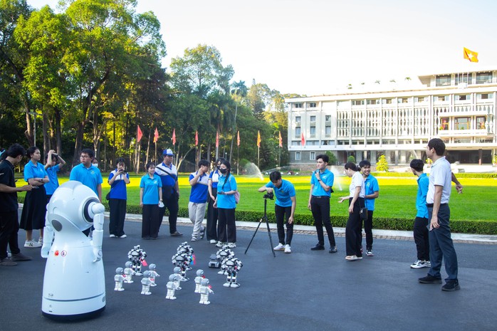 Xem robot múa của sinh viên chào mừng dịp lễ 30-4- Ảnh 3. Xem robot múa của sinh viên chào mừng dịp lễ 30-4- Ảnh 3.