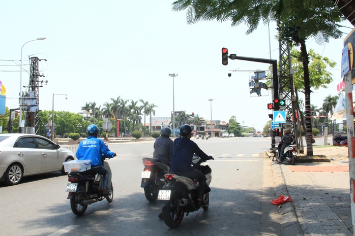 Người dân khốn khổ dưới cái nắng kỷ lục 44 độ C ở Quảng Trị- Ảnh 11. Người dân khốn khổ dưới cái nắng kỷ lục 44 độ C ở Quảng Trị- Ảnh 11.