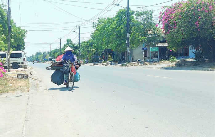 Người dân khốn khổ dưới cái nắng kỷ lục 44 độ C ở Quảng Trị- Ảnh 7. Người dân khốn khổ dưới cái nắng kỷ lục 44 độ C ở Quảng Trị- Ảnh 7.