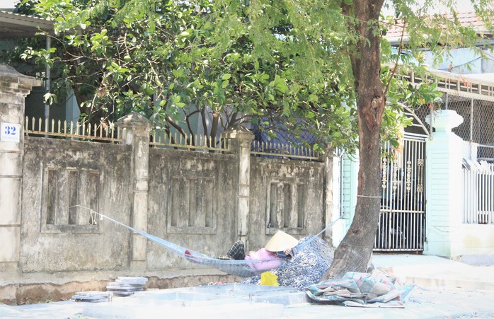 Người dân khốn khổ dưới cái nắng kỷ lục 44 độ C ở Quảng Trị- Ảnh 9. Người dân khốn khổ dưới cái nắng kỷ lục 44 độ C ở Quảng Trị- Ảnh 9.