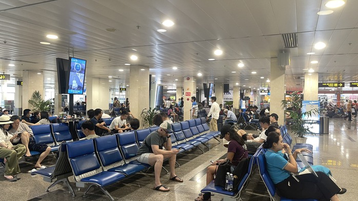 Bất ngờ lượng khách qua sân bay Tân Sơn Nhất ngày 29-4- Ảnh 2. Bất ngờ lượng khách qua sân bay Tân Sơn Nhất ngày 29-4- Ảnh 2.