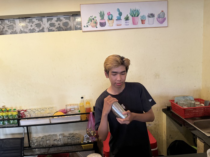 Lương cao gấp ba, nhiều công nhân tự nguyện làm việc xuyên lễ- Ảnh 3. Lương cao gấp ba, nhiều công nhân tự nguyện làm việc xuyên lễ- Ảnh 3.