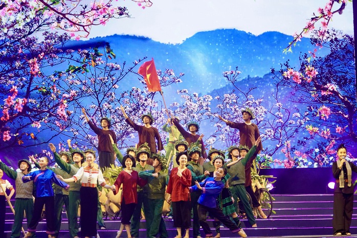 Ấn tượng với "Bản hùng ca vang mãi"- Ảnh 1. Ấn tượng với "Bản hùng ca vang mãi"- Ảnh 1.