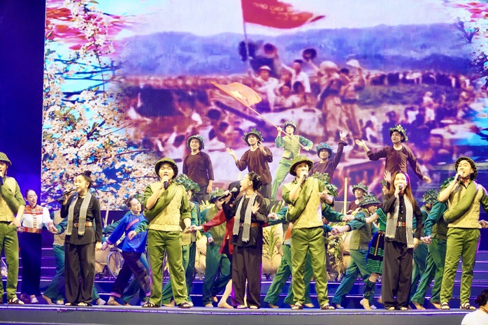 Ấn tượng với "Bản hùng ca vang mãi"- Ảnh 7. Ấn tượng với "Bản hùng ca vang mãi"- Ảnh 7.