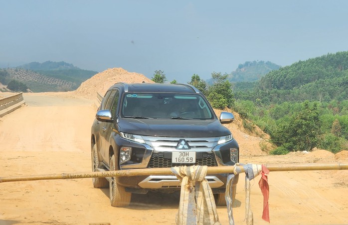 Chuyện lạ: Một hộ dân ủi đất, nối 2 đầu đường ngàn tỉ lập trạm thu phí- Ảnh 2. Chuyện lạ: Một hộ dân ủi đất, nối 2 đầu đường ngàn tỉ lập trạm thu phí- Ảnh 2.