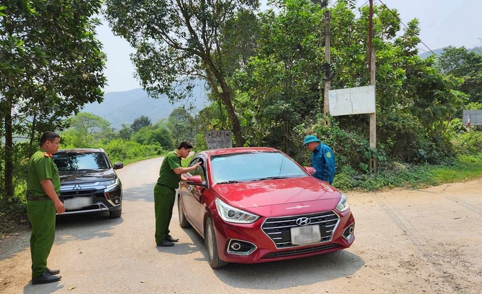 Huy động 400 cảnh sát truy tìm phạm nhân trốn trại giam, cướp taxi- Ảnh 1. Huy động 400 cảnh sát truy tìm phạm nhân trốn trại giam, cướp taxi- Ảnh 1.