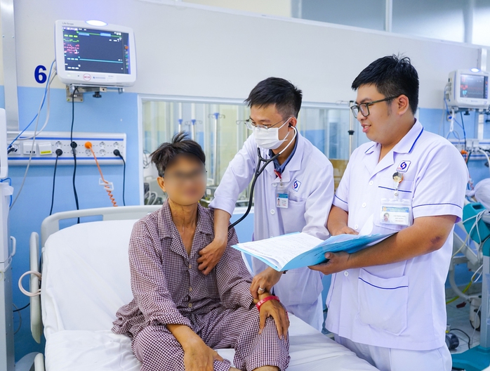 Đang chơi bóng đá, người đàn ông ngưng tim, ngã gục- Ảnh 1. Đang chơi bóng đá, người đàn ông ngưng tim, ngã gục- Ảnh 1.