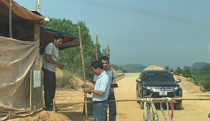 Chuyện lạ: Một hộ dân ủi đất, nối 2 đầu đường ngàn tỉ lập trạm thu phí- Ảnh 1. Chuyện lạ: Một hộ dân ủi đất, nối 2 đầu đường ngàn tỉ lập trạm thu phí- Ảnh 1.