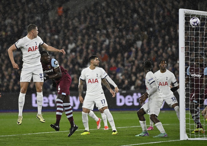 Trung vệ Kurt Zouma đánh đầu ghi bàn cho West Ham Trung vệ Kurt Zouma đánh đầu ghi bàn cho West Ham