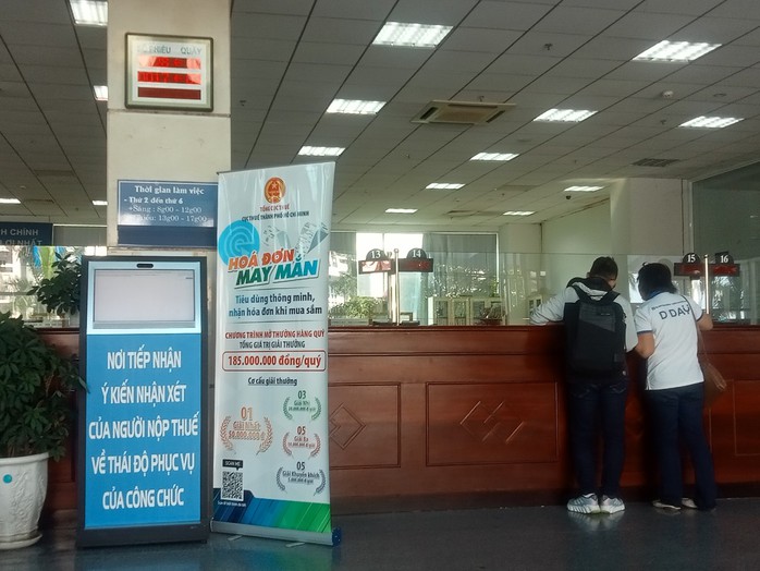 TP HCM cảnh báo thu hồi giấy phép doanh nghiệp xăng dầu chưa lập hóa đơn điện tử theo từng lần bán- Ảnh 1. TP HCM cảnh báo thu hồi giấy phép doanh nghiệp xăng dầu chưa lập hóa đơn điện tử theo từng lần bán- Ảnh 1.