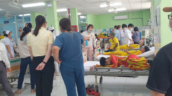 CLIP: Đoàn múa lân sư rồng nghi bị ngộ độc sau khi ăn bánh mì, bánh bao- Ảnh 1. CLIP: Đoàn múa lân sư rồng nghi bị ngộ độc sau khi ăn bánh mì, bánh bao- Ảnh 1.