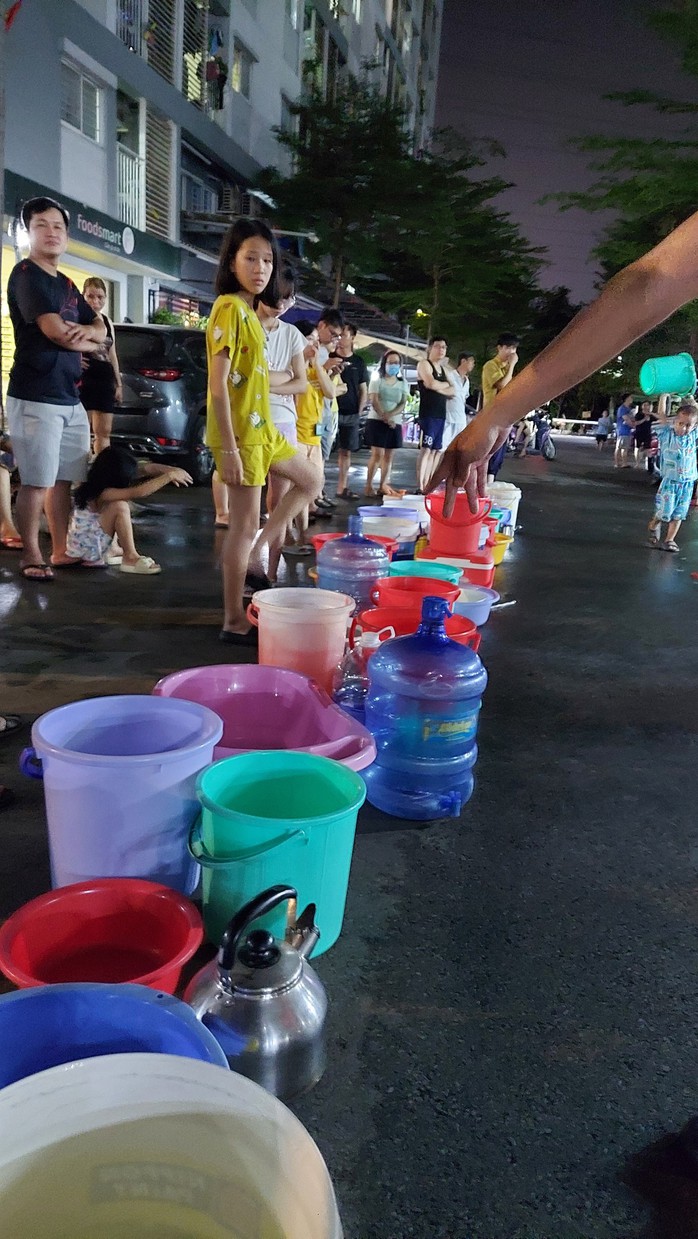 Nửa đêm, hàng trăm cư dân xếp hàng lấy nước- Ảnh 3. Nửa đêm, hàng trăm cư dân xếp hàng lấy nước- Ảnh 3.