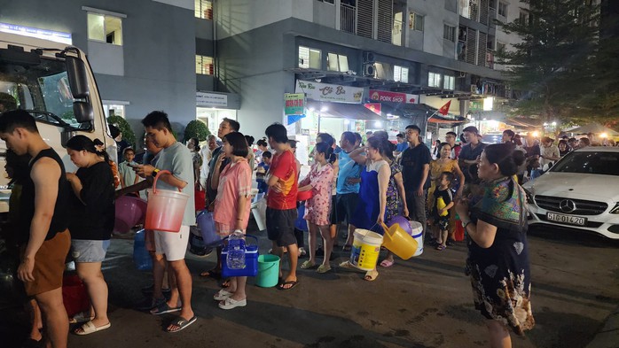 Nửa đêm, hàng trăm cư dân xếp hàng lấy nước- Ảnh 4. Nửa đêm, hàng trăm cư dân xếp hàng lấy nước- Ảnh 4.