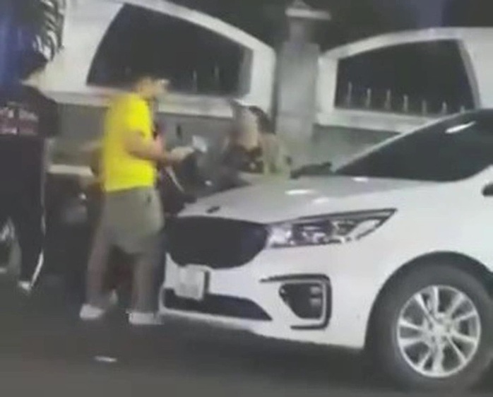 Kết quả xác minh clip gây bão mạng về “người lạ” thu phí đỗ ô tô qua đêm - Ảnh 1. Kết quả xác minh clip gây bão mạng về “người lạ” thu phí đỗ ô tô qua đêm - Ảnh 1.