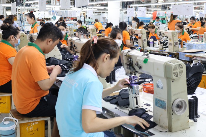 Nhiều doanh nghiệp ở Bình Dương sáng đèn xuyên lễ- Ảnh 1. Nhiều doanh nghiệp ở Bình Dương sáng đèn xuyên lễ- Ảnh 1.