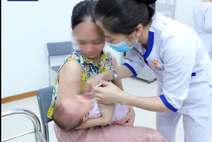 Trẻ được uống vắc-xin ngừa virus Rota miễn phí- Ảnh 1. Trẻ được uống vắc-xin ngừa virus Rota miễn phí- Ảnh 1.