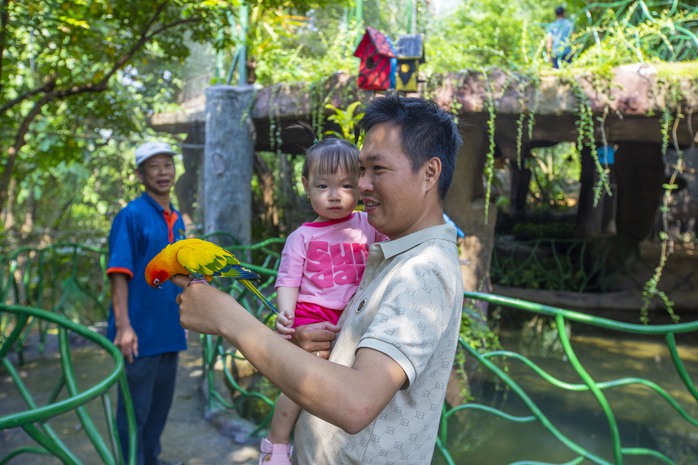 Du khách đổ về Khu du lịch Công viên suối khoáng nóng Núi Thần Tài giải nhiệt- Ảnh 5. Du khách đổ về Khu du lịch Công viên suối khoáng nóng Núi Thần Tài giải nhiệt- Ảnh 5.
