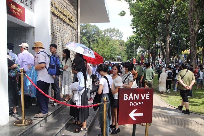Người dân, du khách xếp hàng tham quan Hội trường Thống Nhất ngày 30-4- Ảnh 1. Người dân, du khách xếp hàng tham quan Hội trường Thống Nhất ngày 30-4- Ảnh 1.