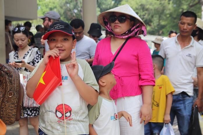 Người dân, du khách xếp hàng tham quan Hội trường Thống Nhất ngày 30-4- Ảnh 4. Người dân, du khách xếp hàng tham quan Hội trường Thống Nhất ngày 30-4- Ảnh 4.
