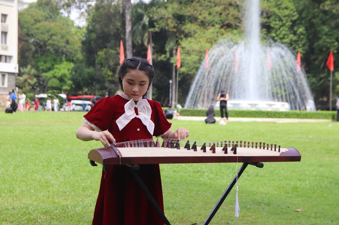 Người dân, du khách xếp hàng tham quan Hội trường Thống Nhất ngày 30-4- Ảnh 5. Người dân, du khách xếp hàng tham quan Hội trường Thống Nhất ngày 30-4- Ảnh 5.