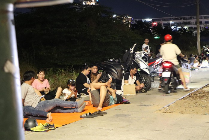 TP HCM: Đường Lê Lợi - Đồng Khởi kẹt cứng trước giờ bắn pháo hoa- Ảnh 19. TP HCM: Đường Lê Lợi - Đồng Khởi kẹt cứng trước giờ bắn pháo hoa- Ảnh 19.