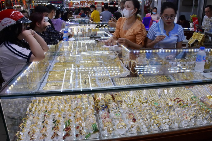 Giá vàng hôm nay, 1-5: Tiếp tục giảm mạnh- Ảnh 1. Giá vàng hôm nay, 1-5: Tiếp tục giảm mạnh- Ảnh 1.
