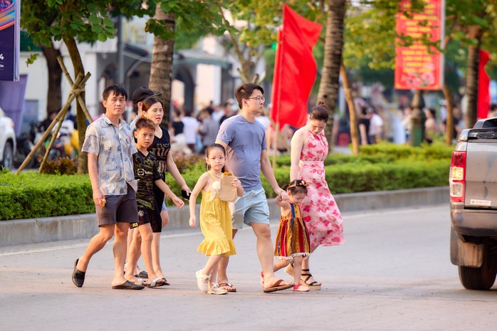 Du khách ùn ùn đổ về, biển Sầm Sơn ken đặc người- Ảnh 12. Du khách ùn ùn đổ về, biển Sầm Sơn ken đặc người- Ảnh 12.