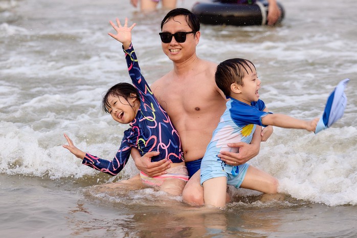 Du khách ùn ùn đổ về, biển Sầm Sơn ken đặc người- Ảnh 10. Du khách ùn ùn đổ về, biển Sầm Sơn ken đặc người- Ảnh 10.