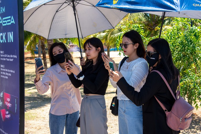 Hồ Tràm "cháy phòng" vì có Đen Vâu cùng nhiều ca sĩ nổi tiếng- Ảnh 3. Hồ Tràm "cháy phòng" vì có Đen Vâu cùng nhiều ca sĩ nổi tiếng- Ảnh 3.