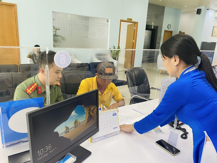 Trả lại hơn 400 triệu đồng cho người chuyển nhầm vào tài khoản- Ảnh 1. Trả lại hơn 400 triệu đồng cho người chuyển nhầm vào tài khoản- Ảnh 1.