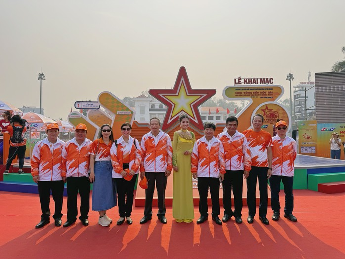 Hoa hậu Nguyễn Thanh Hà xúc động khi thăm ngọn đồi A1- Ảnh 2. Hoa hậu Nguyễn Thanh Hà xúc động khi thăm ngọn đồi A1- Ảnh 2.