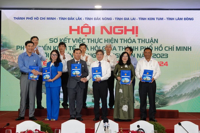 Đại diện cơ quan chức năng TP HCM và các tỉnh Tây Nguyên trao văn bản ghi nhớ hợp tác Ảnh: TRUNG DŨNG Đại diện cơ quan chức năng TP HCM và các tỉnh Tây Nguyên trao văn bản ghi nhớ hợp tác Ảnh: TRUNG DŨNG