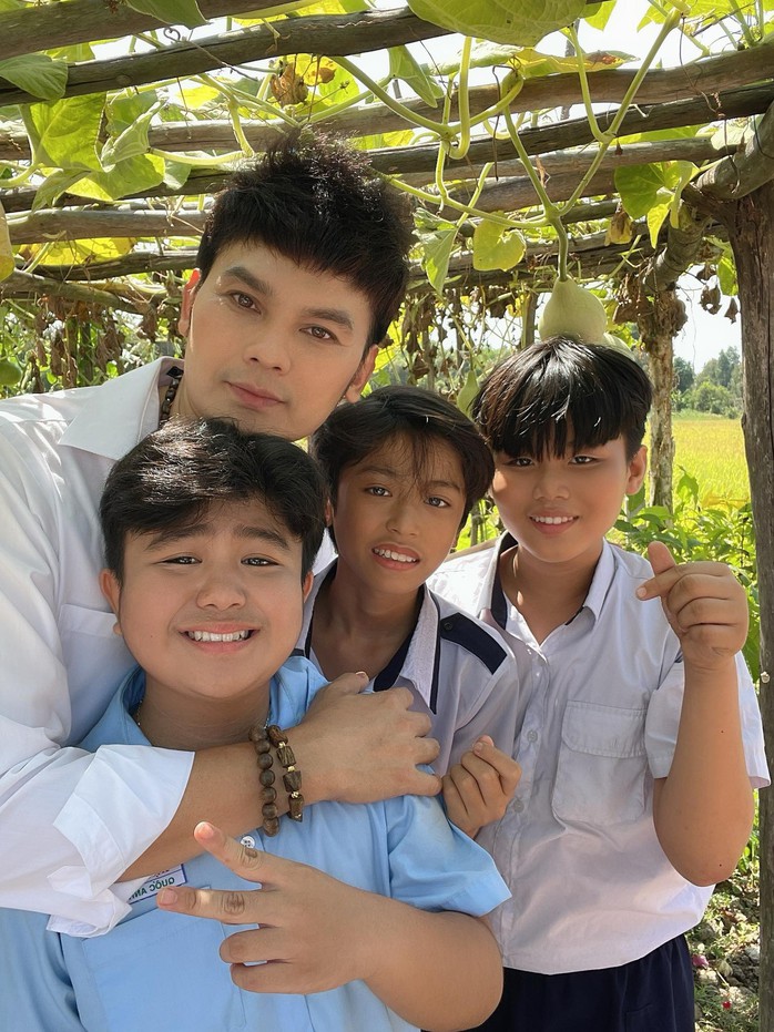 NSƯT Kim Tiểu Long đưa chuyện ly hôn vào MV mới- Ảnh 2. NSƯT Kim Tiểu Long đưa chuyện ly hôn vào MV mới- Ảnh 2.