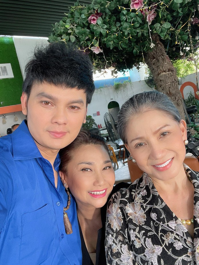 NSƯT Kim Tiểu Long đưa chuyện ly hôn vào MV mới- Ảnh 4. NSƯT Kim Tiểu Long đưa chuyện ly hôn vào MV mới- Ảnh 4.
