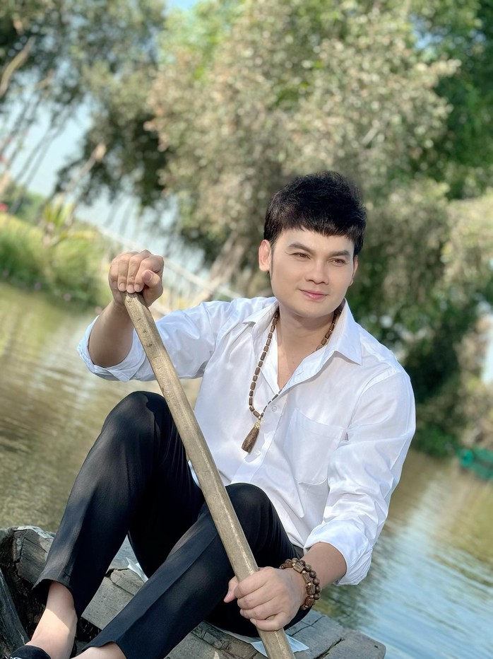 NSƯT Kim Tiểu Long đưa chuyện ly hôn vào MV mới- Ảnh 1. NSƯT Kim Tiểu Long đưa chuyện ly hôn vào MV mới- Ảnh 1.