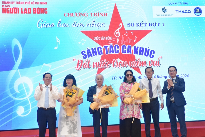 "Mai Vàng tri ân" tặng quà, vinh danh 3 nghệ sĩ- Ảnh 1. "Mai Vàng tri ân" tặng quà, vinh danh 3 nghệ sĩ- Ảnh 1.